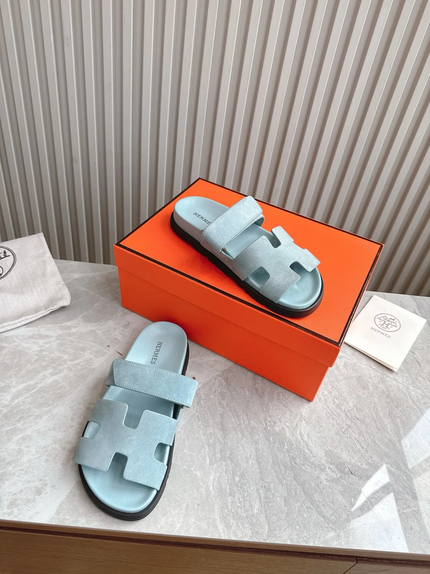 p480🐮🐮Couple model (top version) H family 2024 spring and summer new style HERMES Hermes' recently popular couple model pig nose angle sandals and slippers, paired with various colorful socks, popular. Upper: imported original deerskin (the genuine leather edging is not ordinary super migration). Lining: imported genuine leather. Outsole: Tpu non-slip and wear-resistant outsole. Size: Female 35-42 (40/42 non-returnable and non-exchangeable) Male size: 39-45 (45 non-refundable and non-exchangeable)
